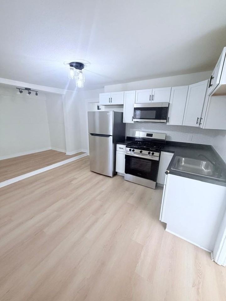 2604 W 27th St - Photo 3 of 50