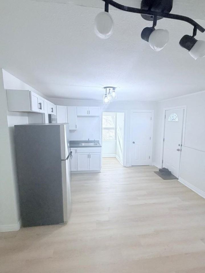 2604 W 27th St - Photo 6 of 50