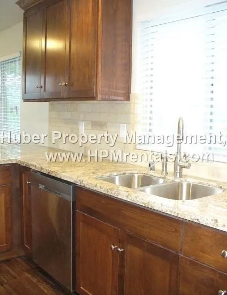 377 Landis Cir - Photo 5 of 8