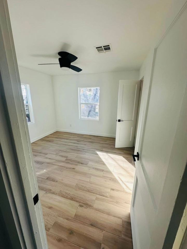 820 Iowa St - Photo 5 of 8