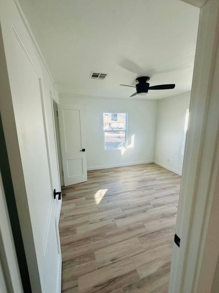 820 Iowa St - Photo 6 of 8