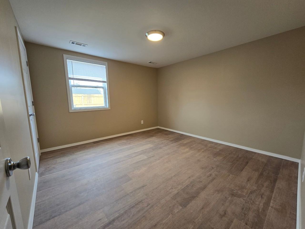 1649 Parkdale Dr - Photo 5 of 11