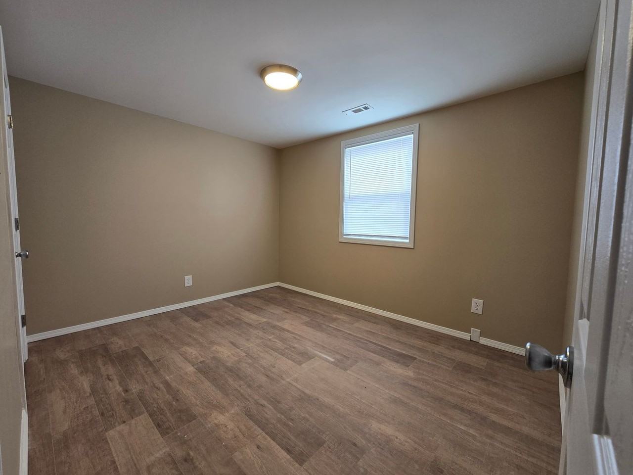 1649 Parkdale Dr - Photo 7 of 11