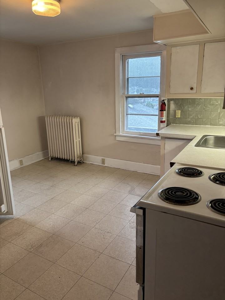 863 W Spruce St #1 - Photo 5 of 11