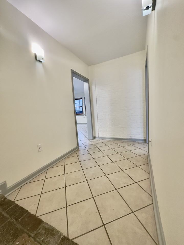 1039 4th St #4 - Photo 2 of 10