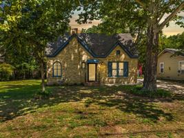 featured image of 323 E Franklin St #323