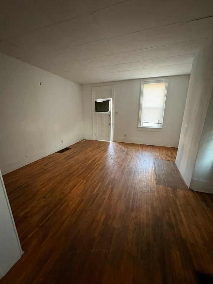 605 S 8th St - Photo 2 of 5