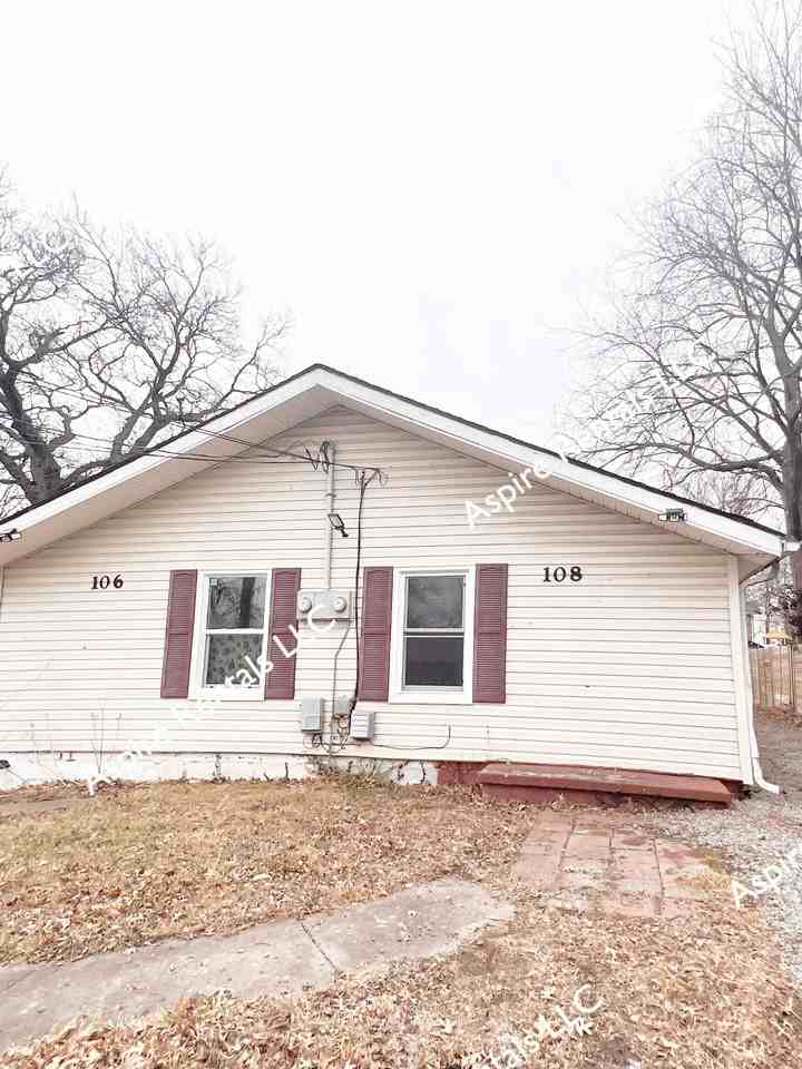 108 Oak St - Photo 2 of 8