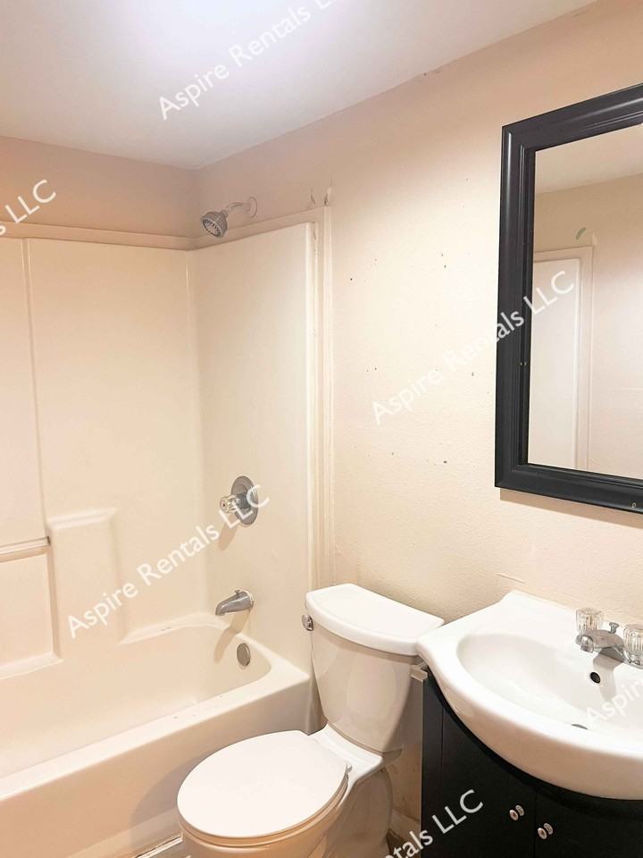 108 Oak St - Photo 4 of 8