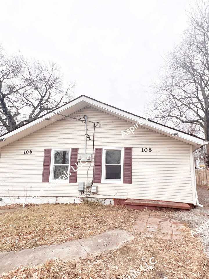 108 Oak St - Photo 3 of 13