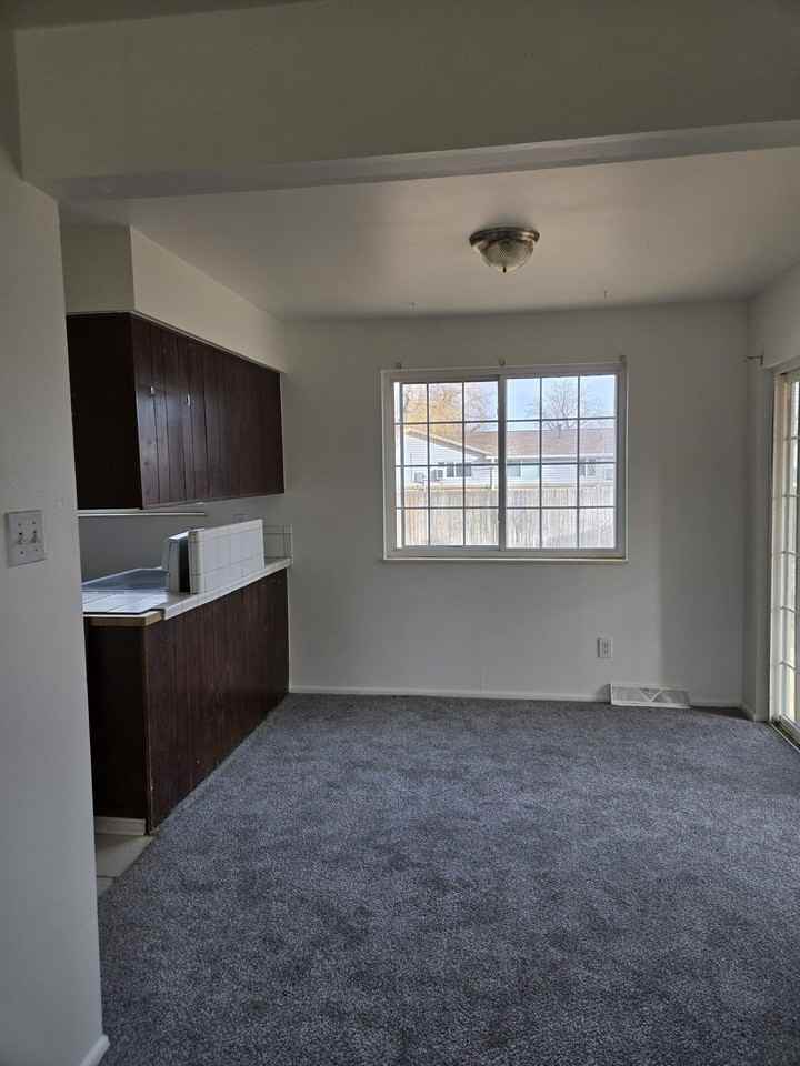 9040 - Photo 5 of 10