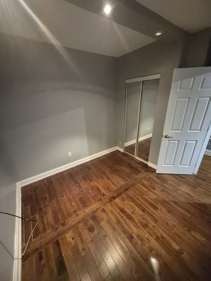 327 Somerset St E - Photo 4 of 10