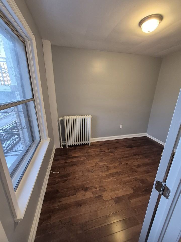 327 Somerset St E - Photo 5 of 10