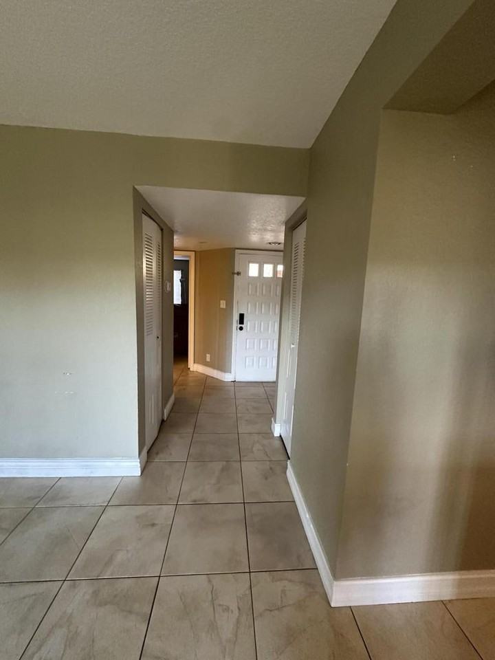 941 Coral Club Dr - Photo 4 of 8