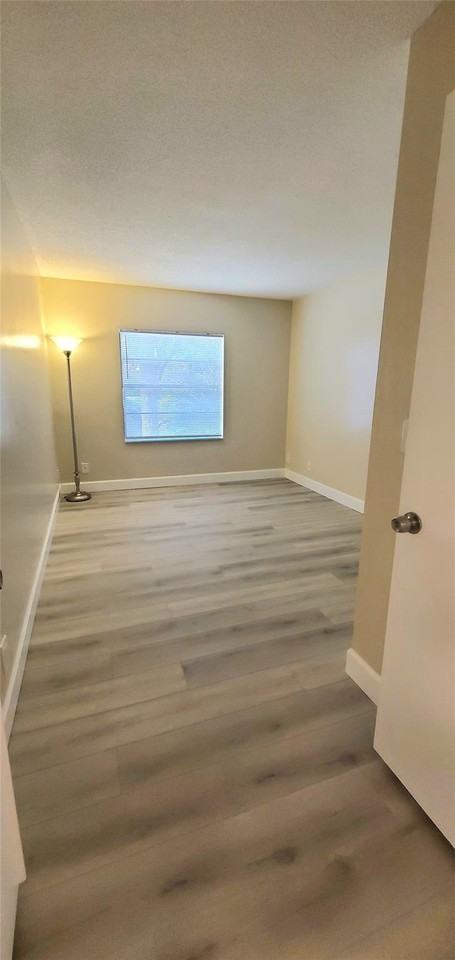 3013 Nw 92nd Ave - Photo 4 of 8