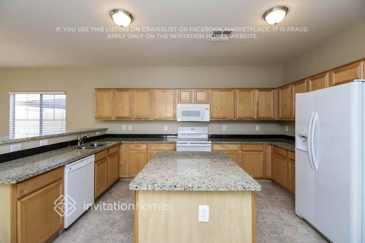 15940 W Mauna Loa Ln - Photo 5 of 22