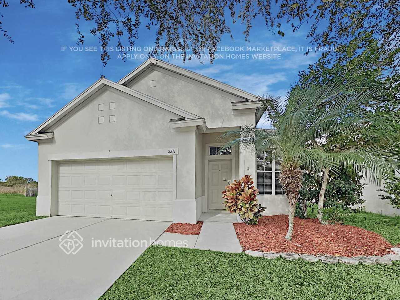 8211 Crescent Moon Dr