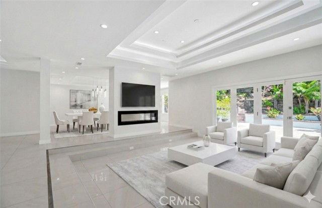 4450 Hayvenhurst Ave - Photo 6 of 8