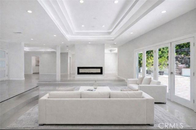 4450 Hayvenhurst Ave - Photo 7 of 8