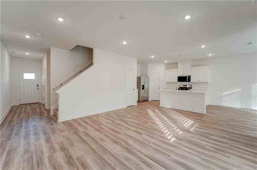 139 S Maroon Ave - Photo 3 of 18