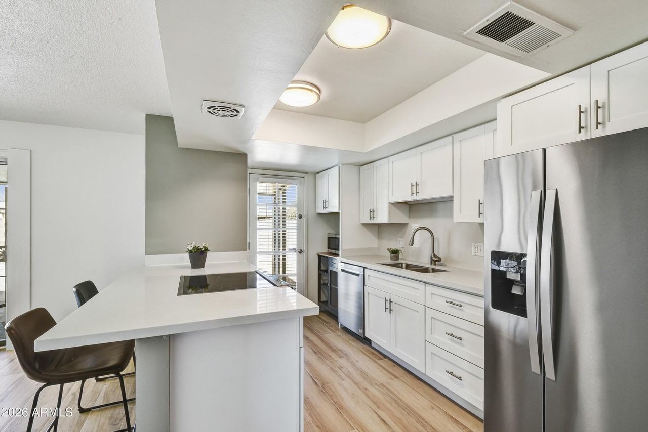 1986 E Palmcroft Dr - Photo 3 of 20