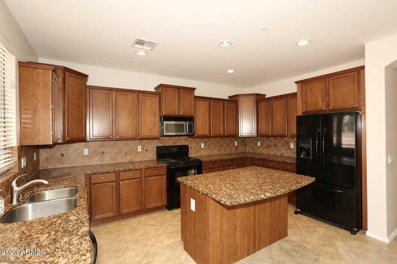 7062 W Andrew Ln - Photo 5 of 46