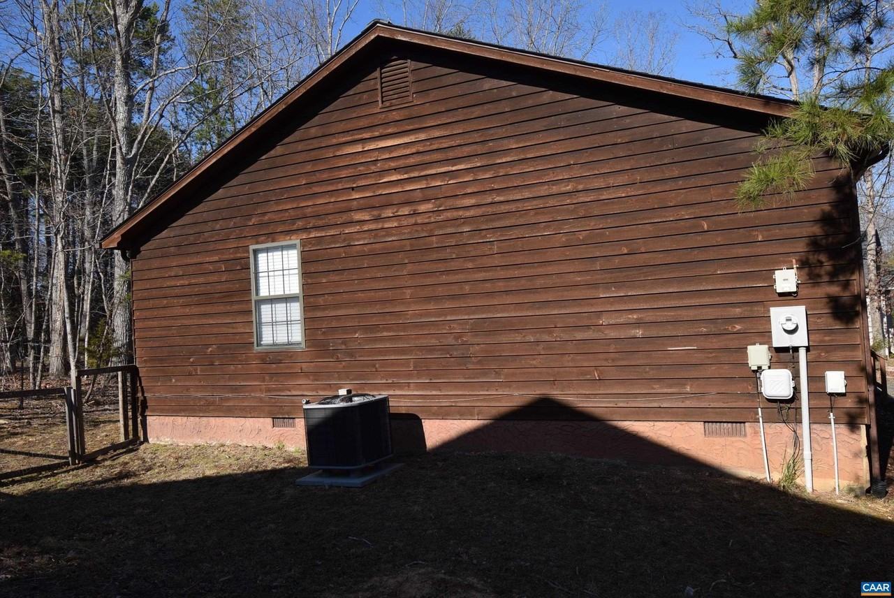 367 Jefferson Dr - Photo 2 of 16