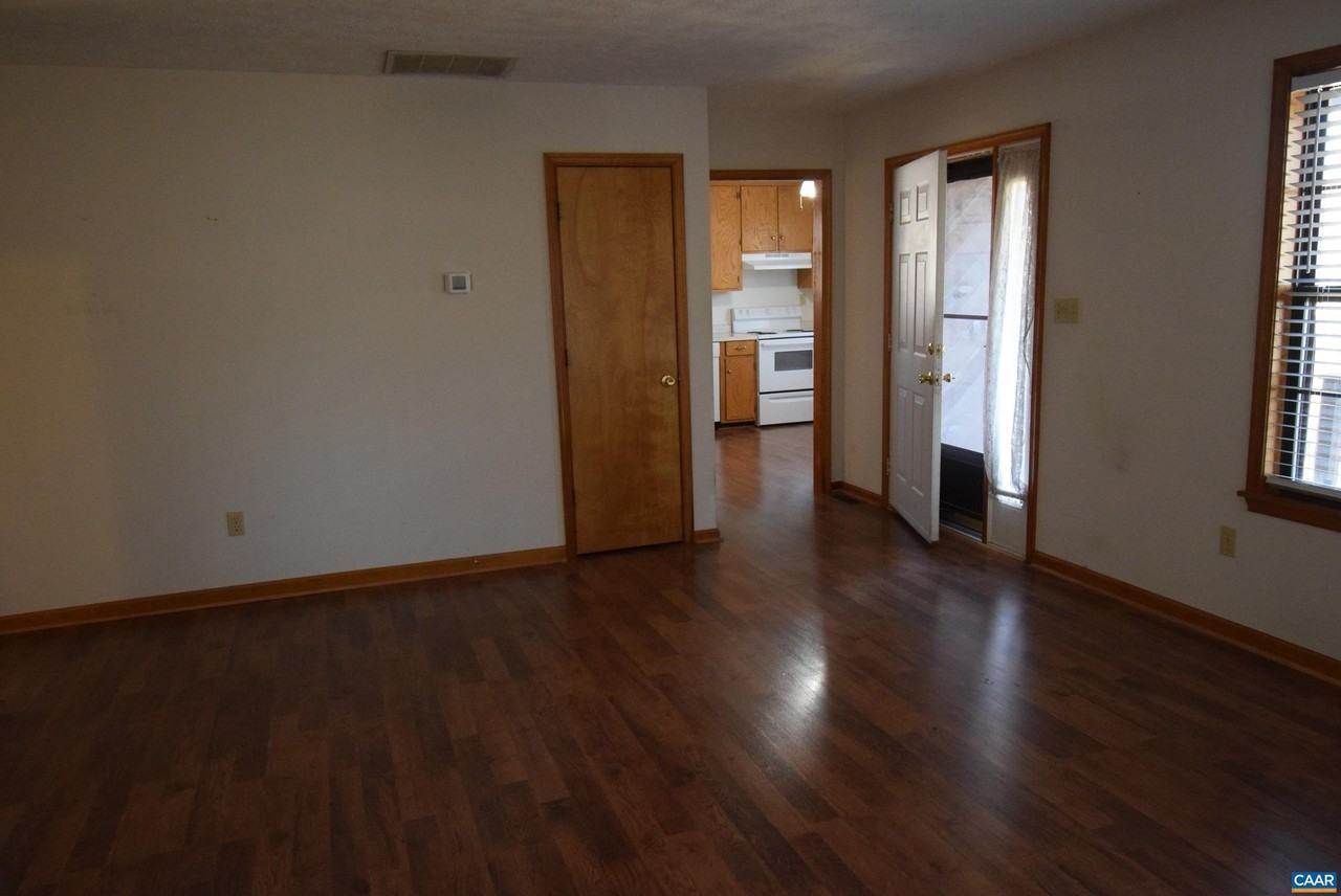 367 Jefferson Dr - Photo 3 of 16