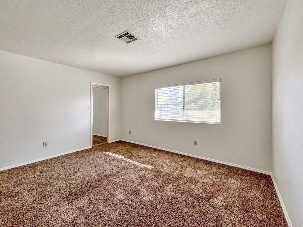 40215 Harris Ln - Photo 6 of 16