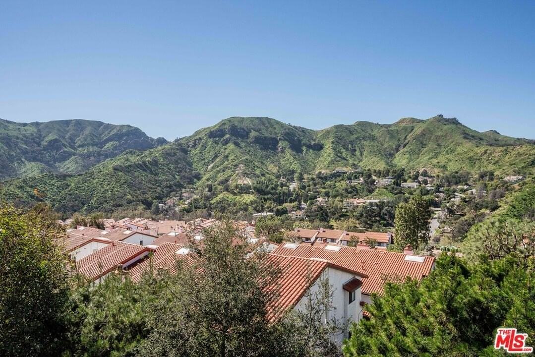 1666 Michael Ln - Photo 2 of 38