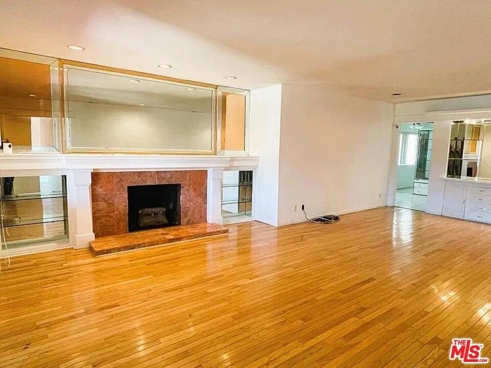 755 N Kenmore Ave - Photo 3 of 26