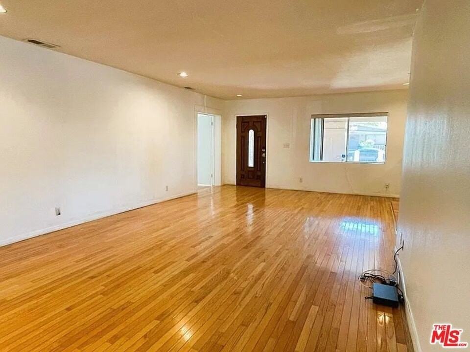 755 N Kenmore Ave - Photo 5 of 26