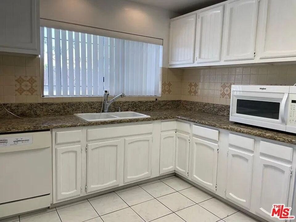 755 N Kenmore Ave - Photo 7 of 26