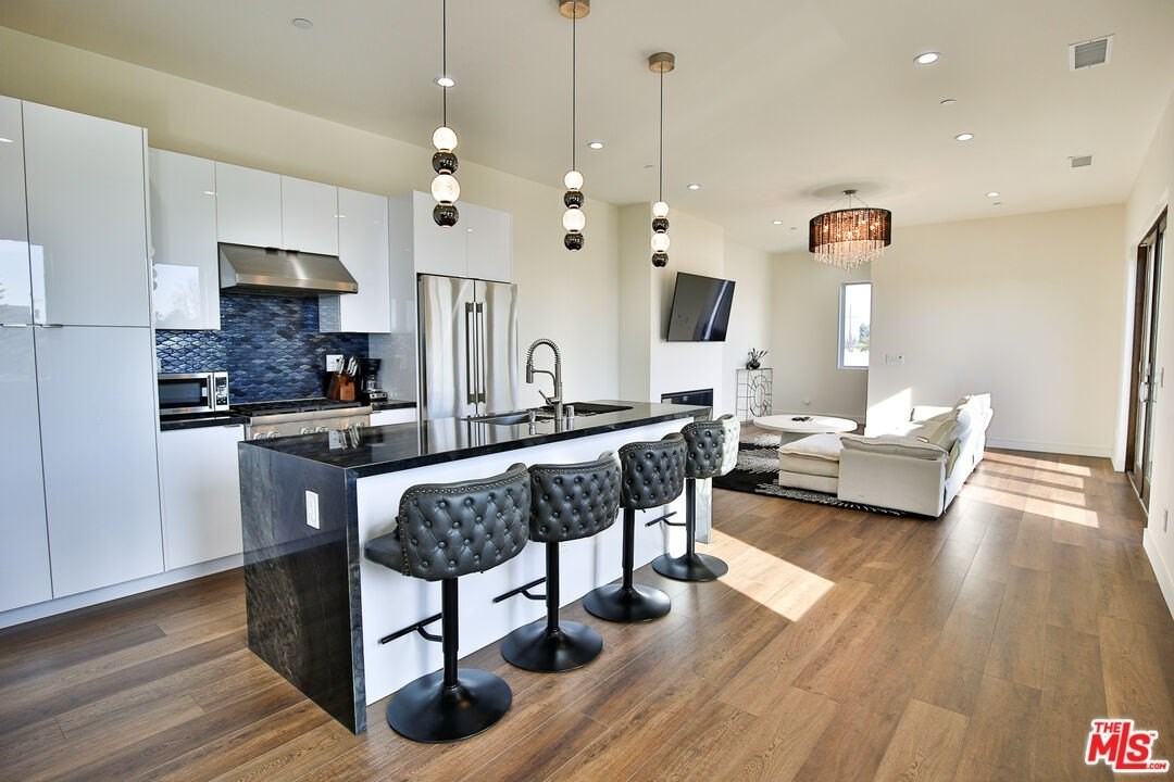 8505 Belford Ave - Photo 4 of 17