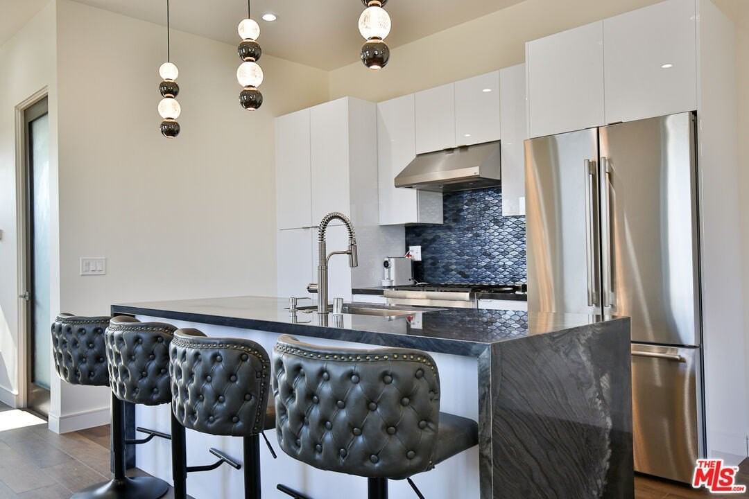 8505 Belford Ave - Photo 5 of 17