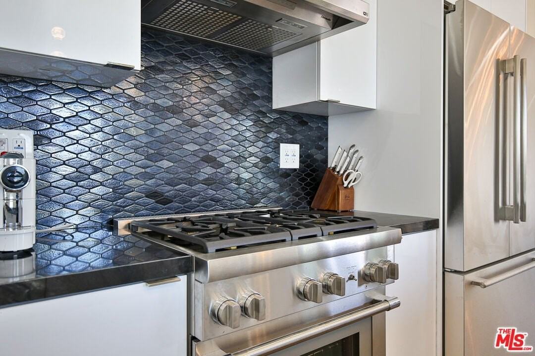 8505 Belford Ave - Photo 6 of 17