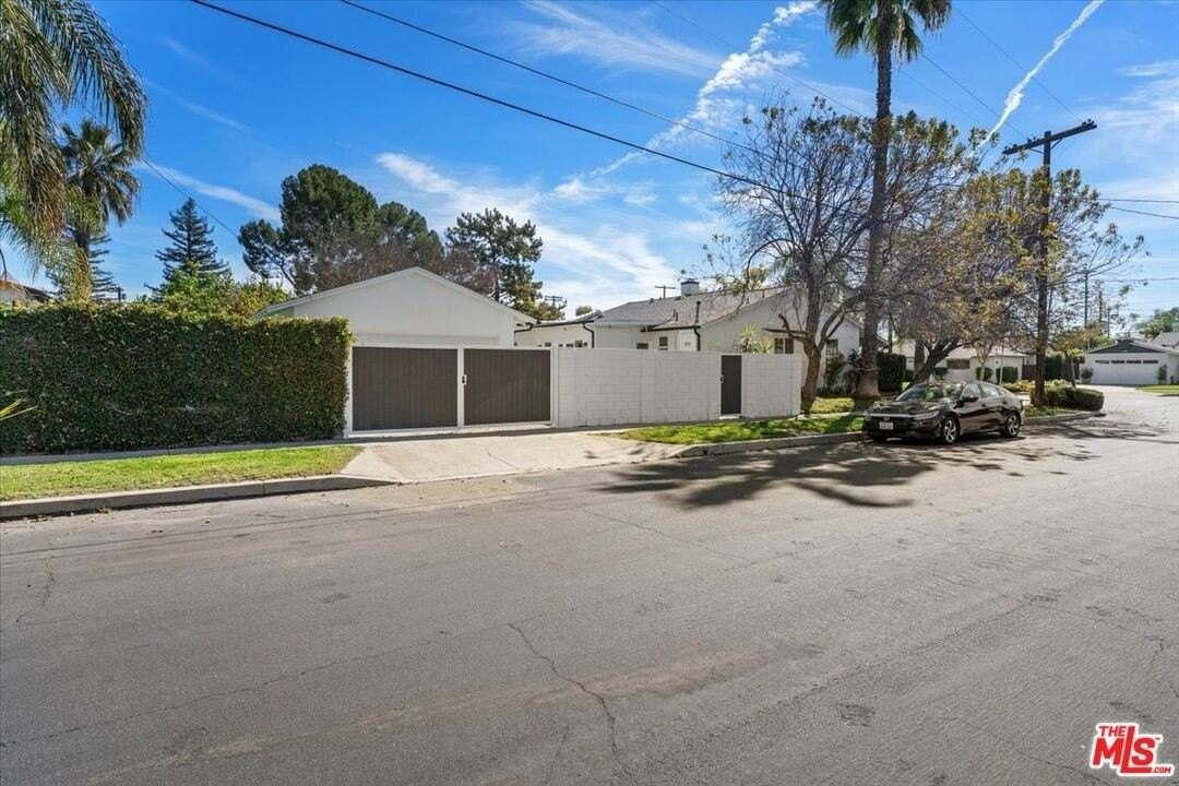 12423 Martha St - Photo 3 of 31