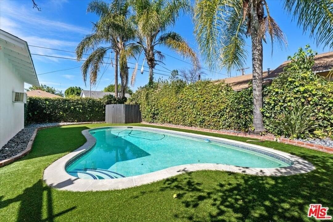 12423 Martha St - Photo 5 of 31