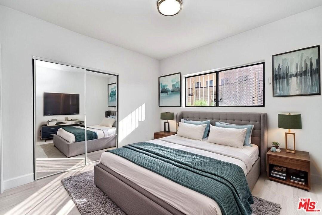 536 N Oxford Ave - Photo 2 of 18