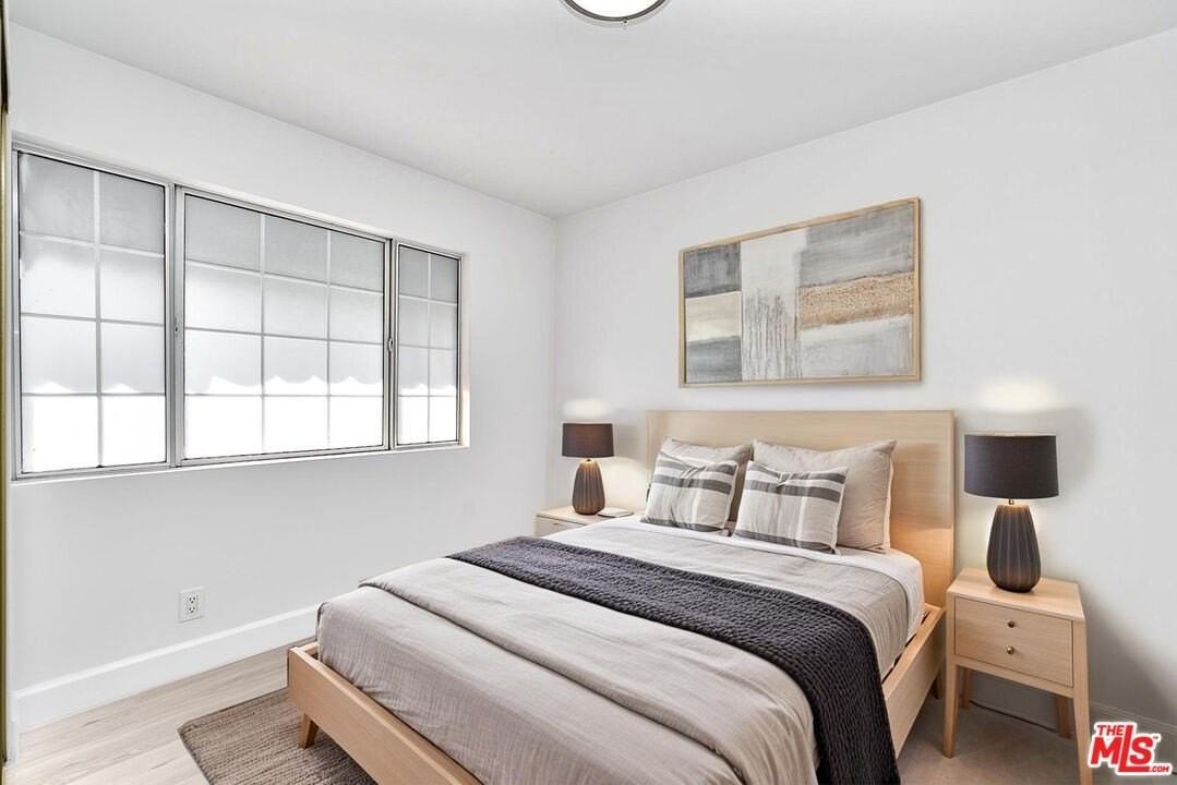 536 N Oxford Ave - Photo 3 of 18