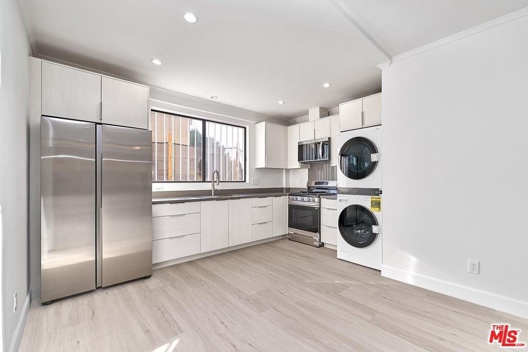 536 N Oxford Ave - Photo 4 of 18