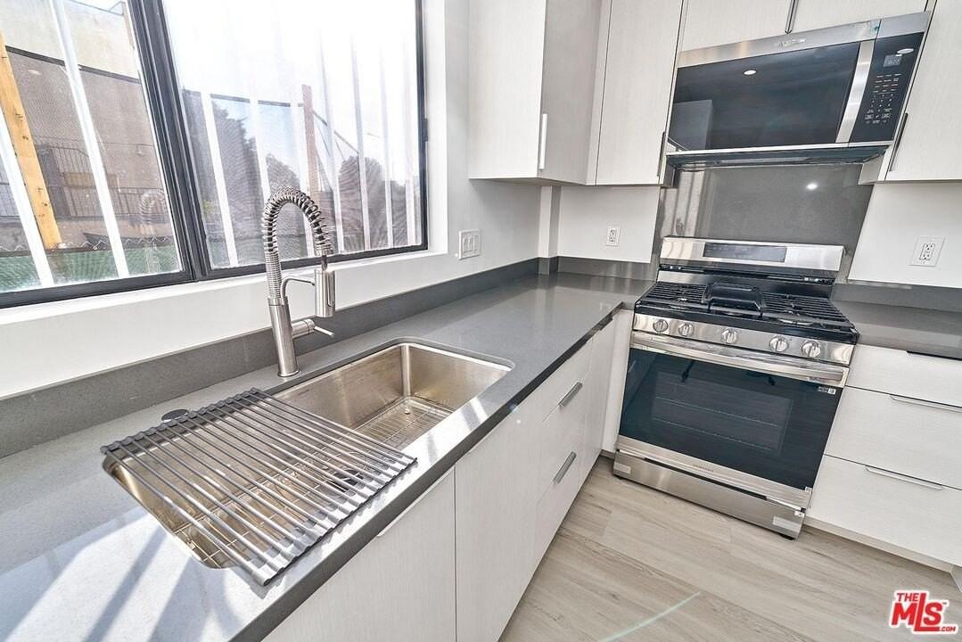 536 N Oxford Ave - Photo 5 of 18