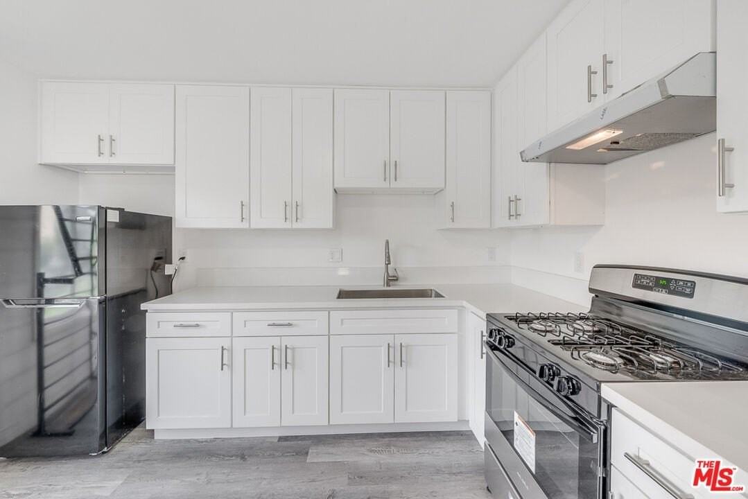 1031 W 57th St - Photo 2 of 6