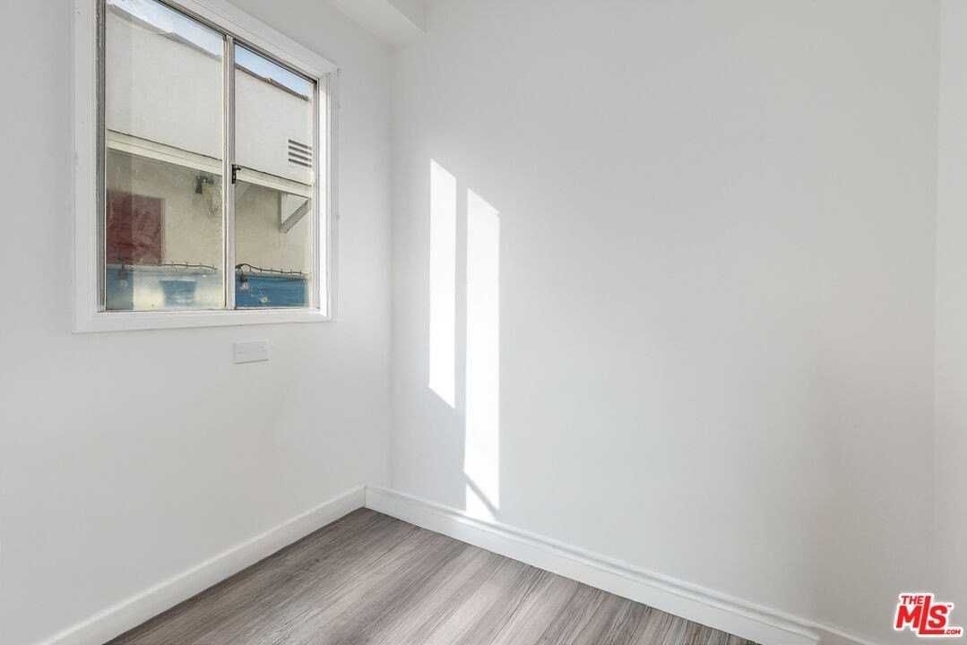 1031 W 57th St - Photo 4 of 6