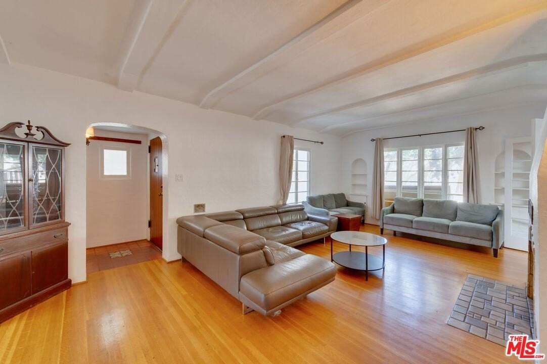 10870 Wellworth Ave - Photo 4 of 21