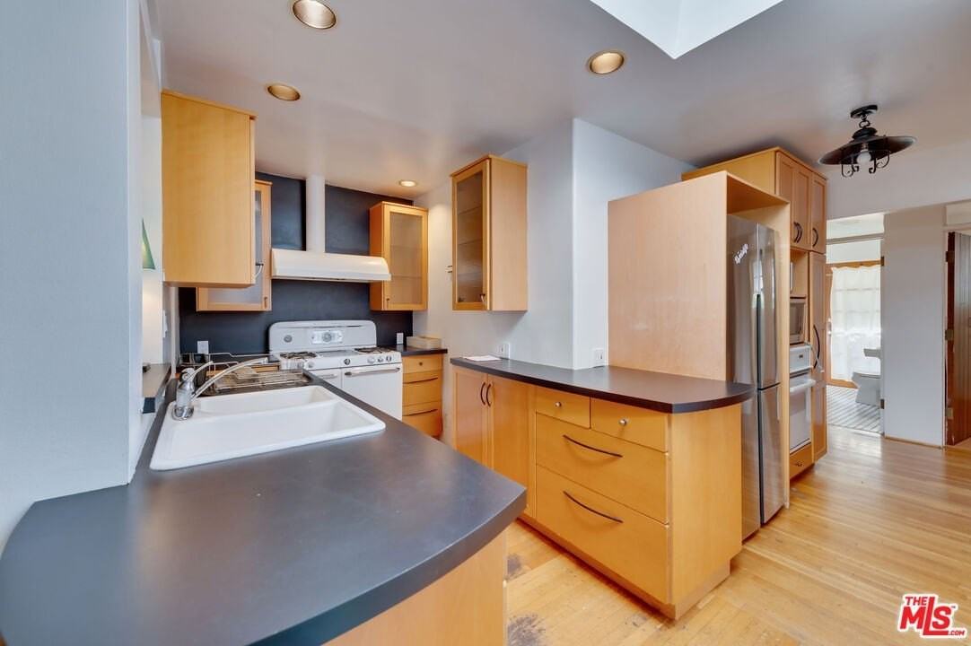 10870 Wellworth Ave - Photo 6 of 21