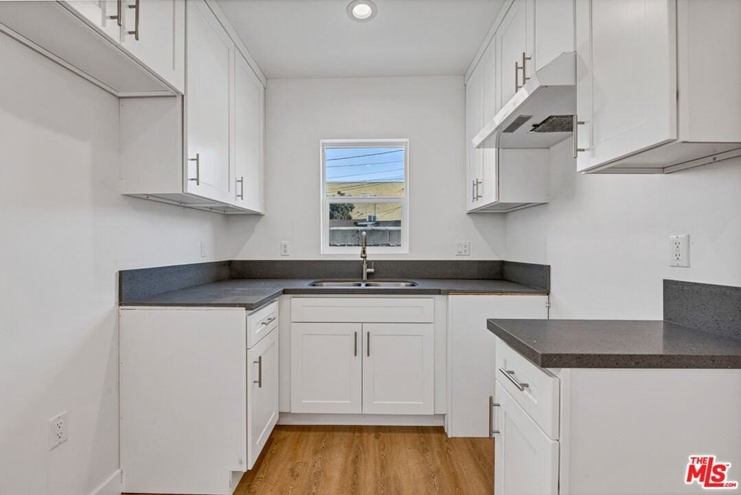 220 E Vernon Ave Unit 1/4 - Photo 2 of 12