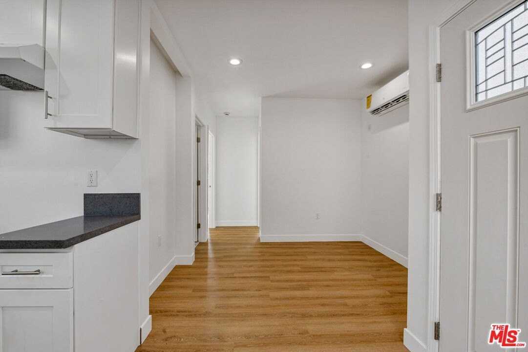 220 E Vernon Ave Unit 1/4 - Photo 4 of 12