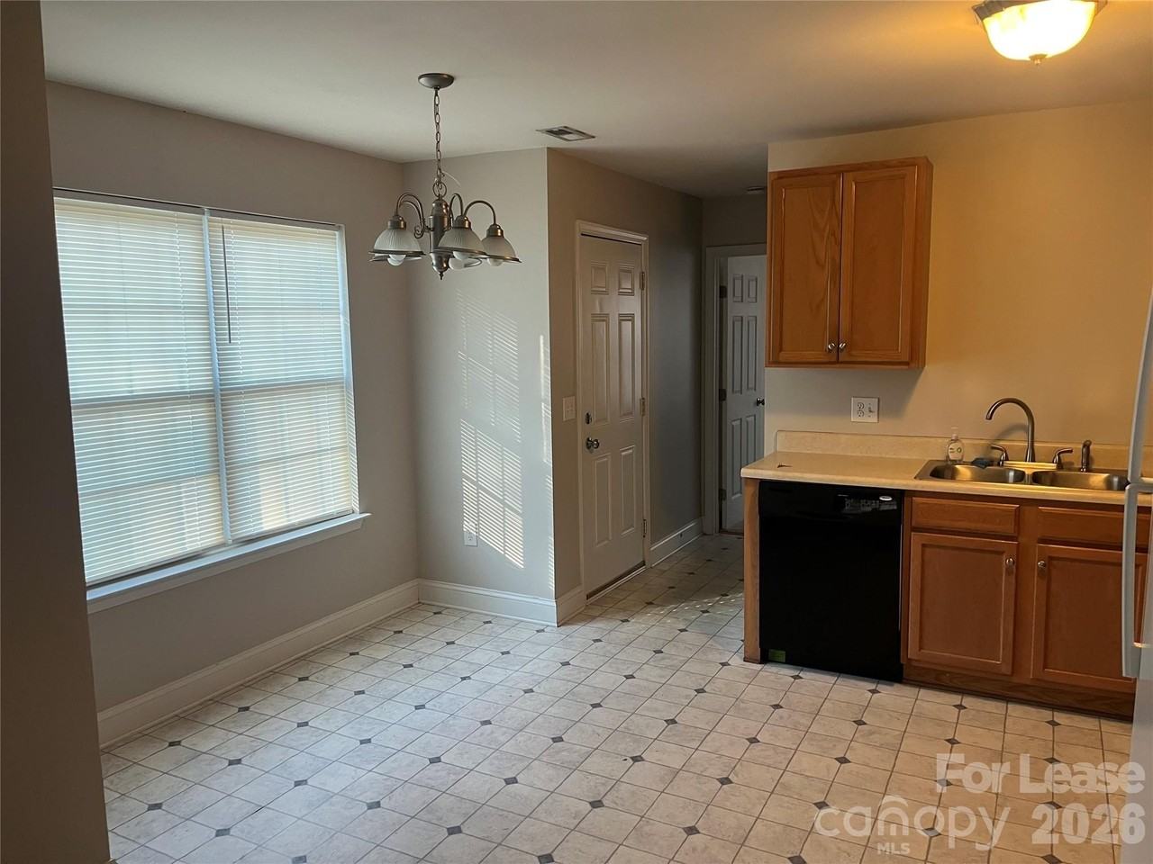 1923 Crestmont Ave - Photo 3 of 12