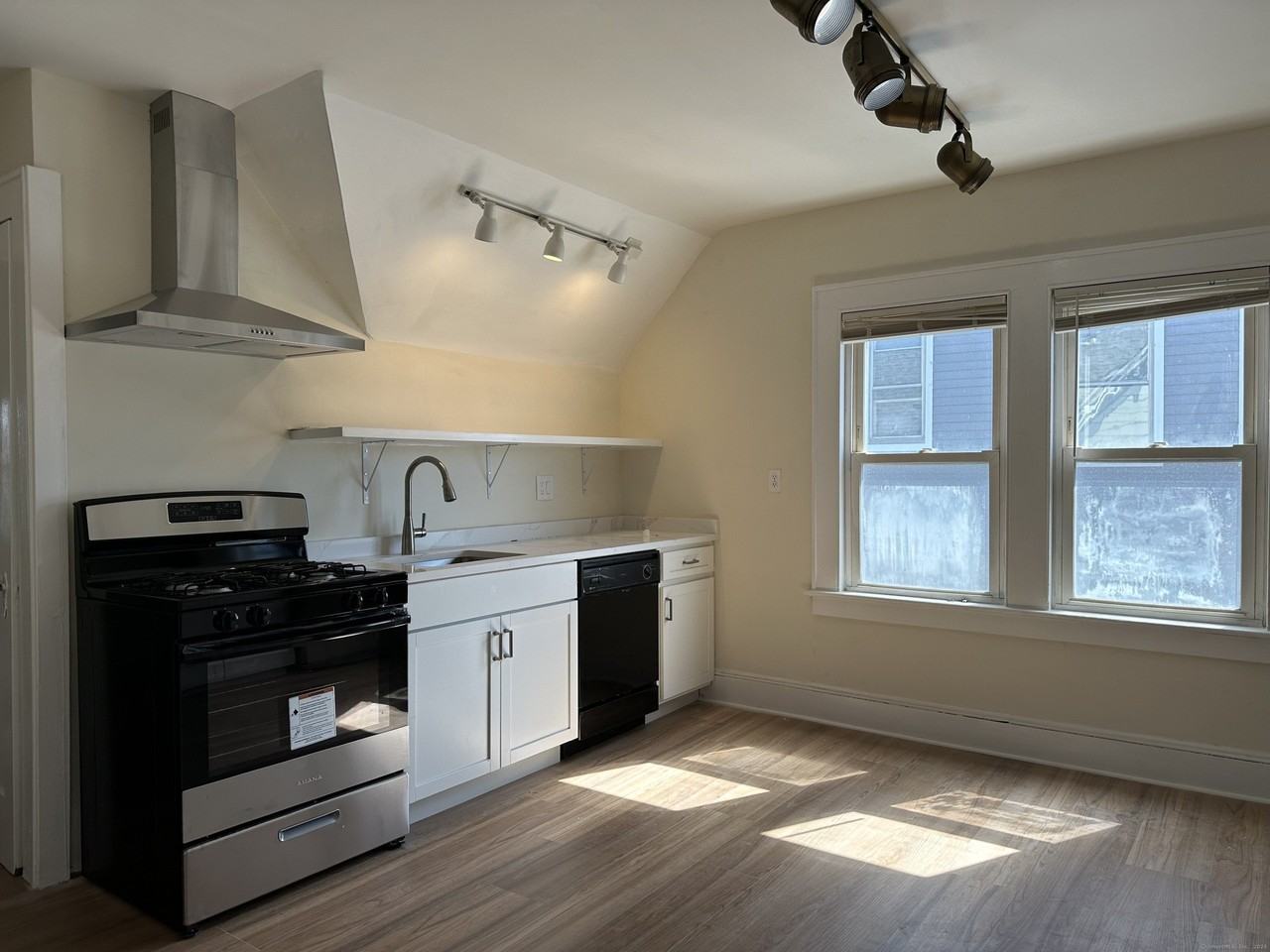 56 Garden Ter Unit 3 - Photo 2 of 9